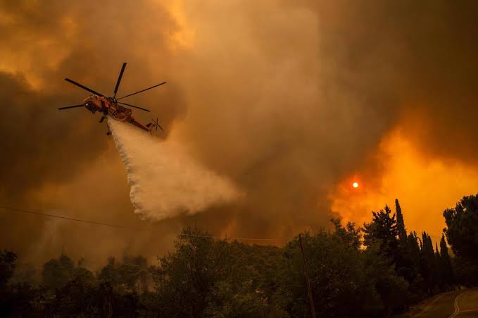 Grèce:  incendie de forêt près d’Athènes, évacuations par précaution