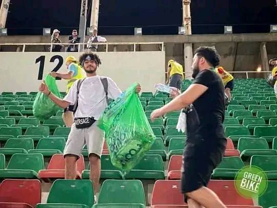 Algérie – Ouganda : les supporters des Verts nettoient les tribunes après le match (images)