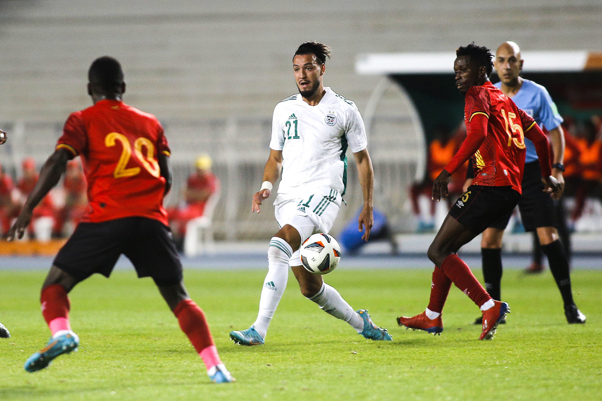 Algérie – Ouganda : le match a-t-il failli être annulé à cause d’une histoire d’oreillettes ? (vidéo)
