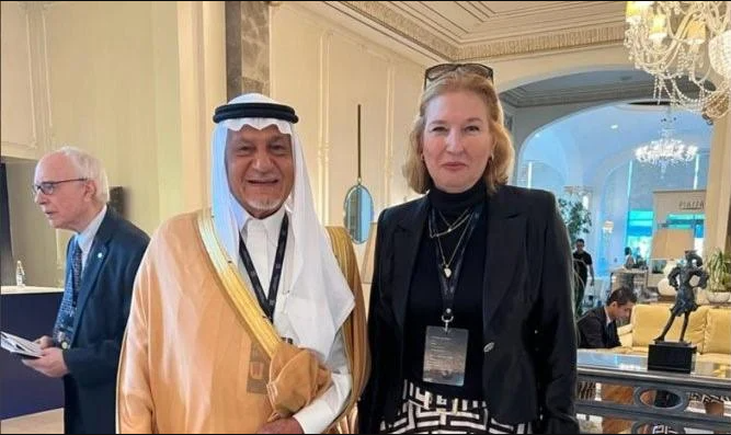 Arabie saoudite : une photo de l’ex-patron du renseignement et l’ancienne MAE israélienne défraye la chronique