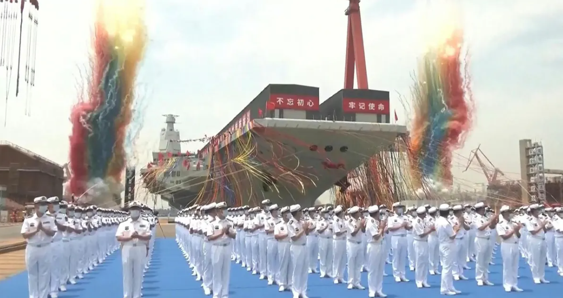 Défense : la Chine met à l’eau son troisième porte-avions