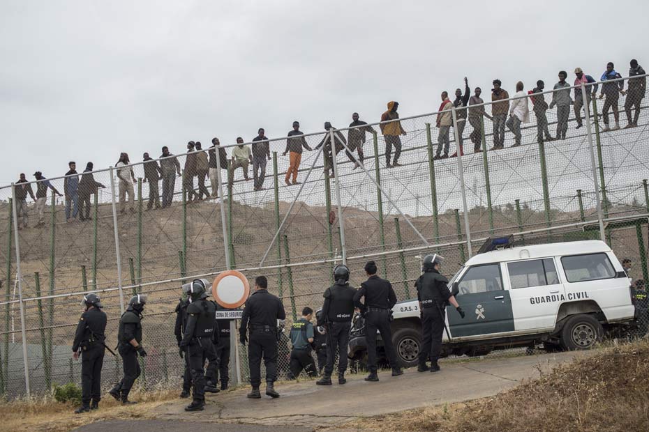 Maroc : des centaines de migrants prennent d’assaut l’enclave espagnole de Melilla