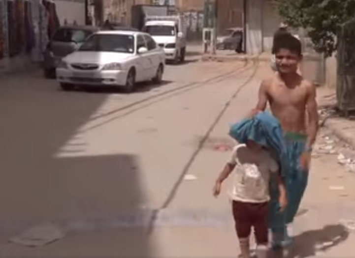 Il a protégé son petit frère des rayons du soleil : le geste d’amour de l’enfant Houdeïfa qui a fait chavirer le coeur des Algériens (Vidéo)