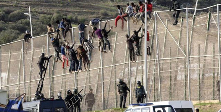 Tentative d’entrée dans l’enclave espagnole de Melilla : 18 migrants ont été tués lors de heurts avec la police marocaine (vidéo)