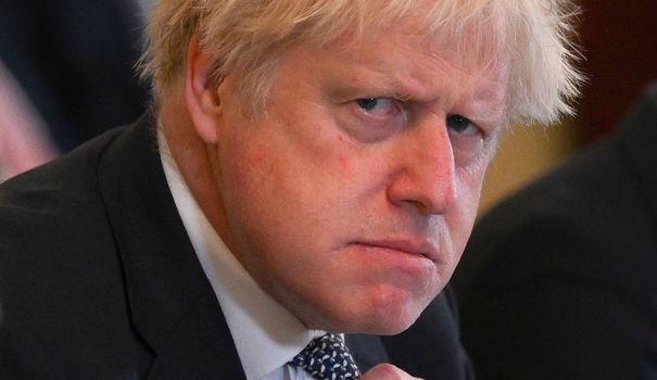 Royaume-Uni : acculé à la démission, Boris Johnson s’accroche à son poste