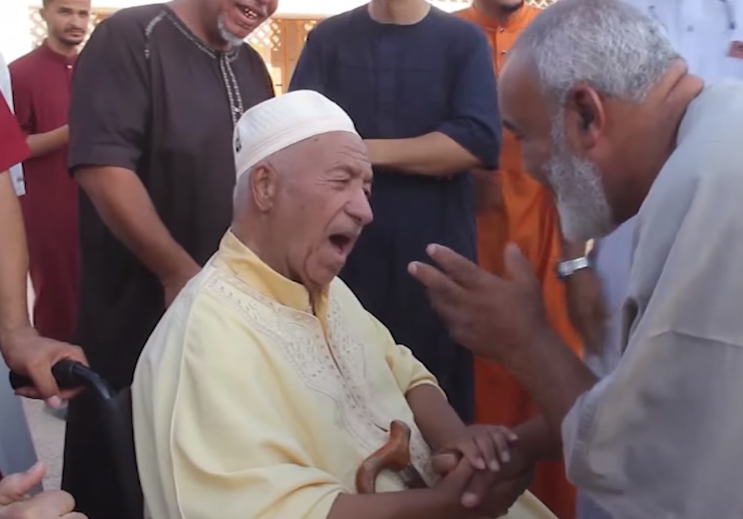 El Oued : d’anciens élèves rendent hommage à leur instituteur… 43 ans après (vidéo)