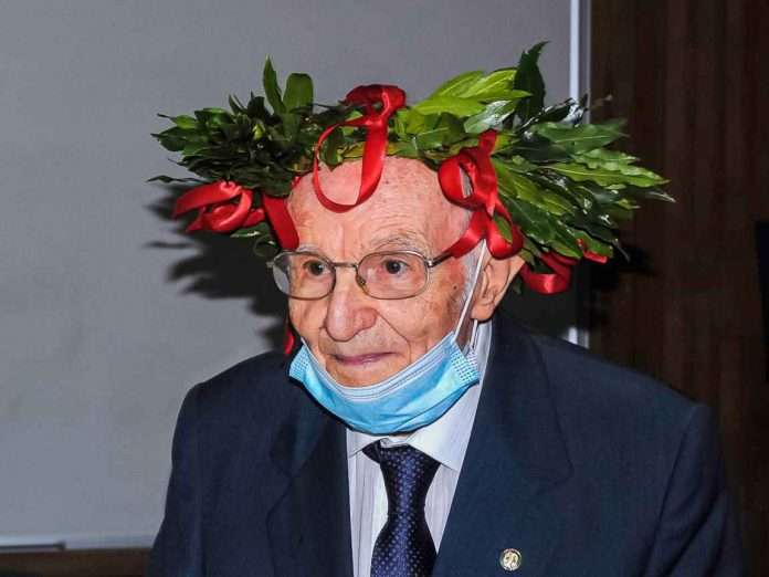 Il est considéré comme le plus vieil étudiant d’Italie : un homme décroche un master à l’âge de… 99 ans (vidéo)