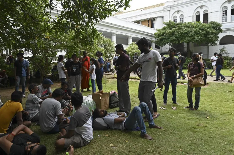 Révolution au Sri Lanka : le président prend la fuite, les manifestants occupent son palais (vidéo)