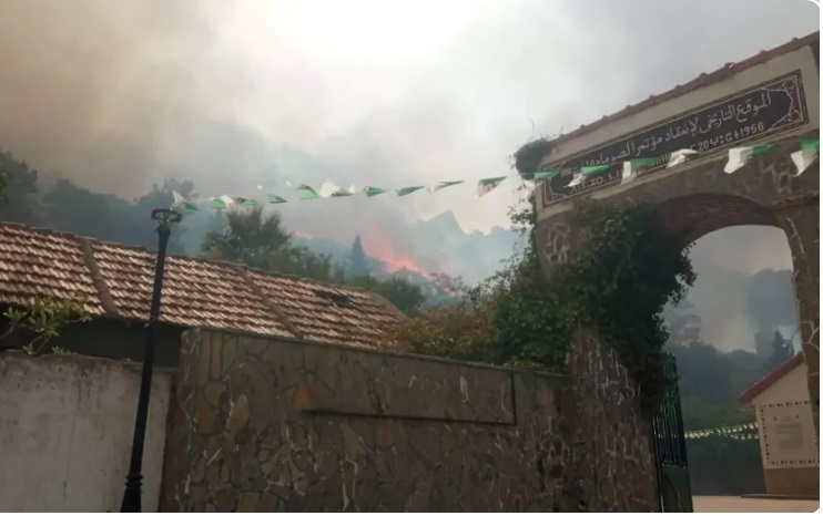 Cinq wilayas en proie aux incendies : le site du Congrès de la Soummam cerné par les flammes