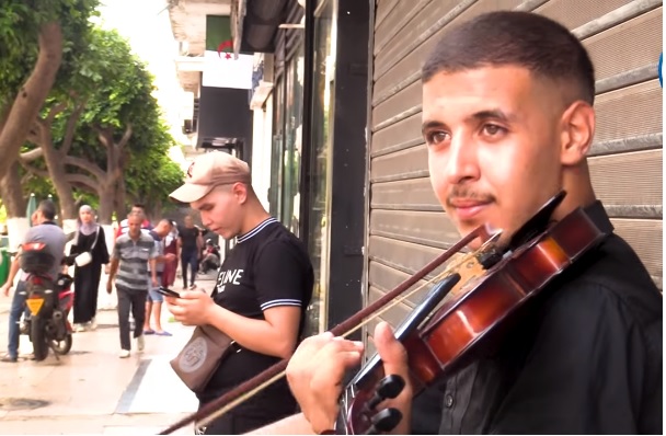 Alger : Bilal Hadjab, le violoniste qui égaye les rues d’Alger (vidéo)