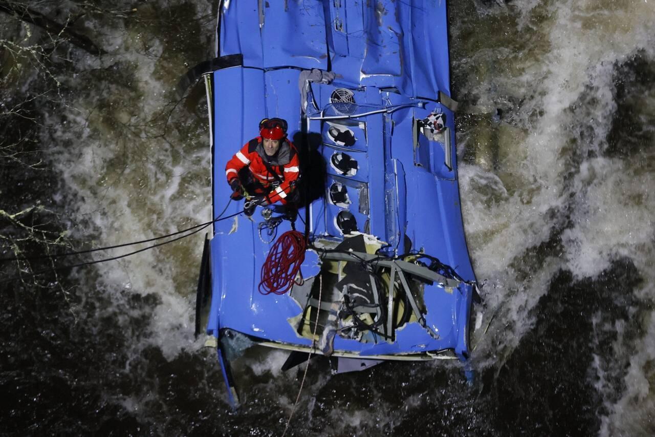 Drame en Espagne après la chute d’un bus dans une rivière