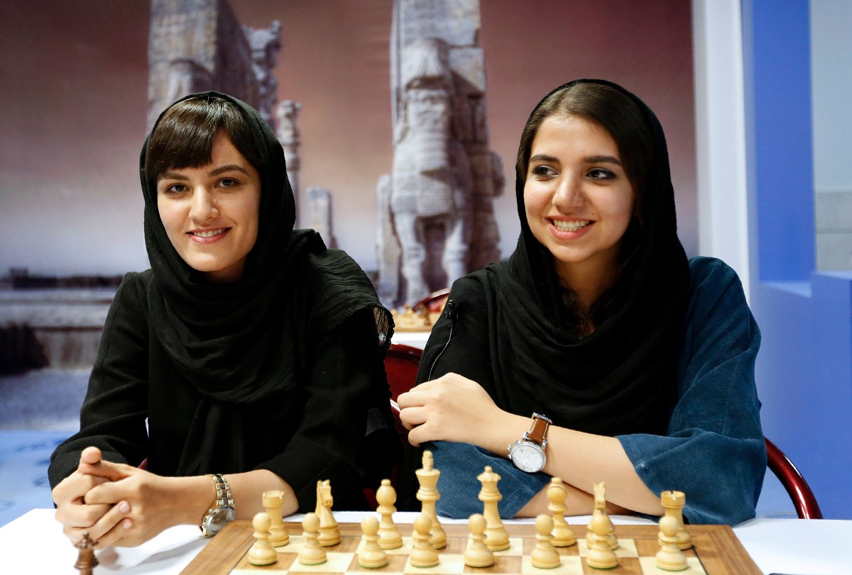 Deux joueuses d’échecs iraniennes concourent sans voile aux Mondiaux