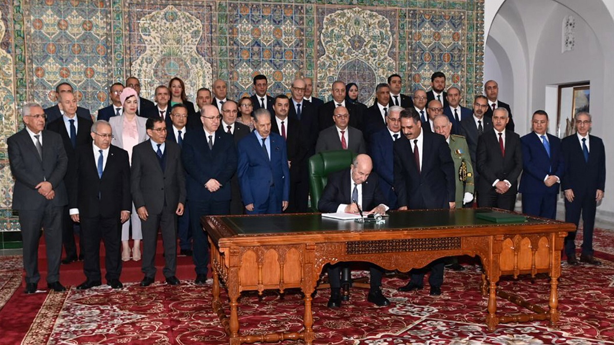 Le Président Tebboune signe la Loi de finances 2023