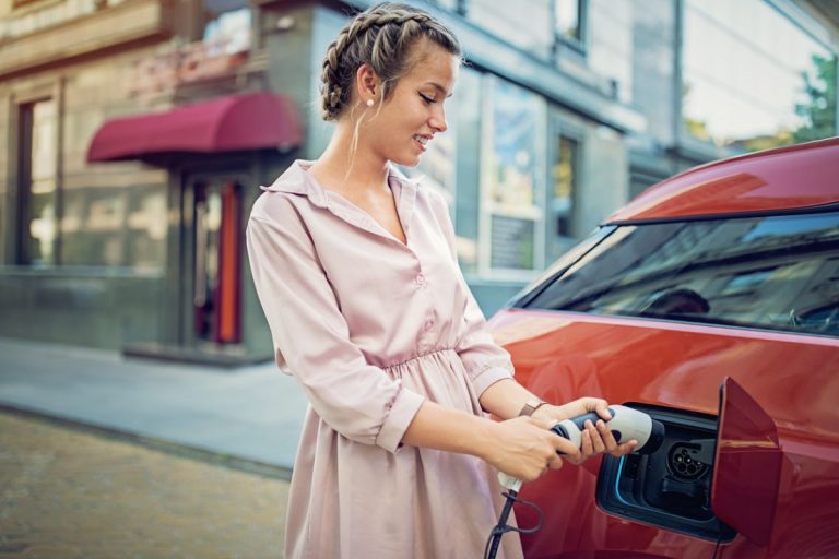 Véhicules électriques : 1 000 bornes de recharge installées début 2024