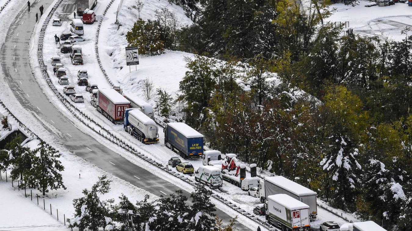 Météo neige: Zones isolées et routes bloquées