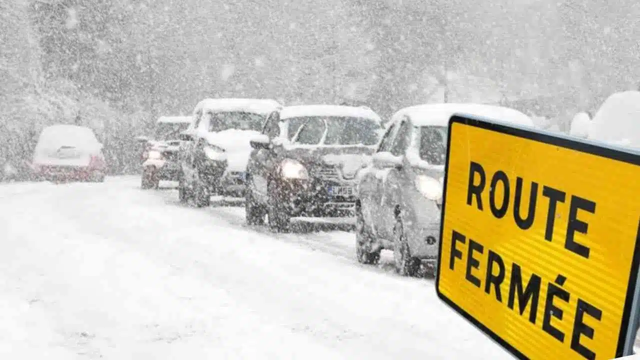 Les chutes de neige bloquent la route Blida-Chréa