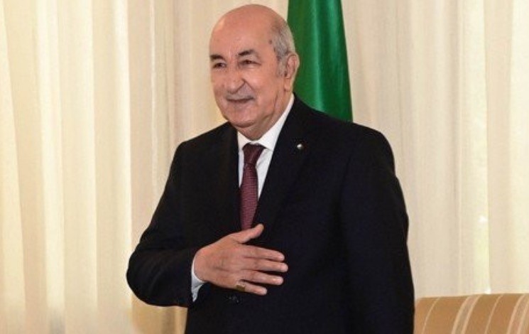 Consécration : Le staff de l’USM Alger honore le Président de la République