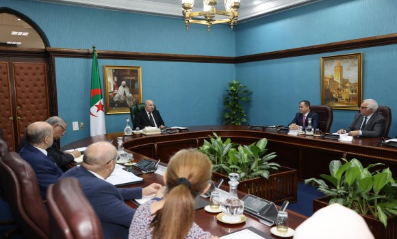 Le Président de la République préside une séance de travail avec les membres de la Commission nationale de prévention et de lutte contre le cancer